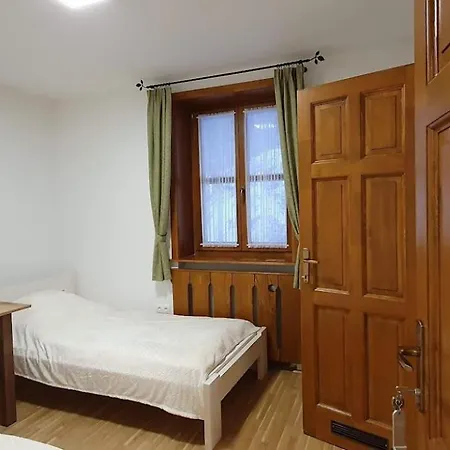 Aparthotel Roenk - Rostalloi Oekotudatos Nevelesi Koezpont *