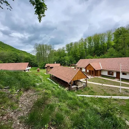 Aparthotel Roenk - Rostalloi Oekotudatos Nevelesi Koezpont *