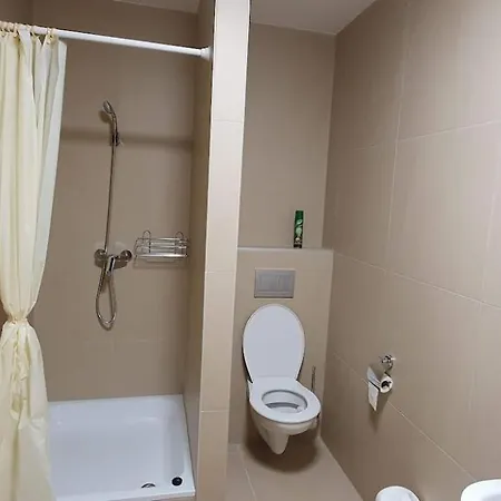 Aparthotel Roenk - Rostalloi Oekotudatos Nevelesi Koezpont *