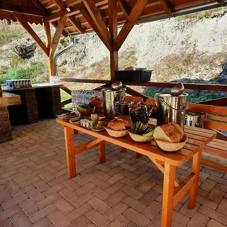 Roenk - Rostalloi Turistahaz Es Latogatokoezpont 3* Regec